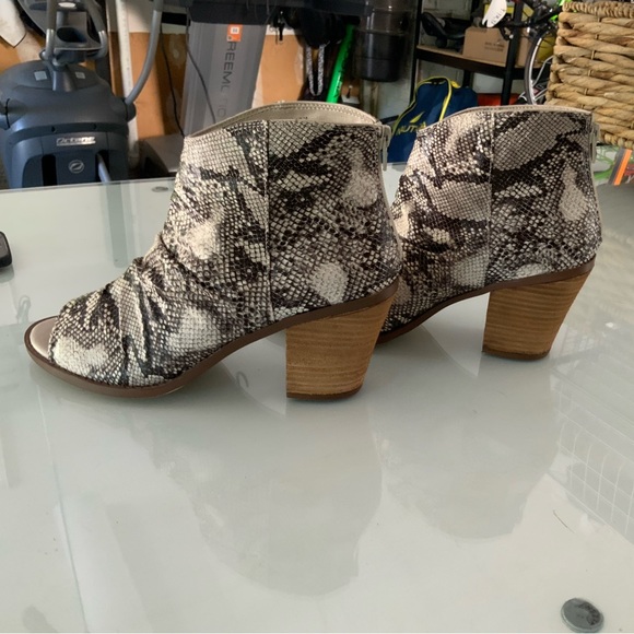 Open toe snakeskin heeled bootie. Size 10 - Picture 2 of 4